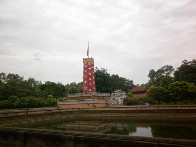 Thành Sơn Tây được xây dựng vào năm Minh Mạng thứ 3 (1822) là tòa thành cổ duy nhất được xây bằng đá ong của Việt Nam có tổng diện tích 16 ha với các kiến trúc độc đáo như: tường thành bằng đá ong, 4 cổng thành xây bằng gạch cổ.